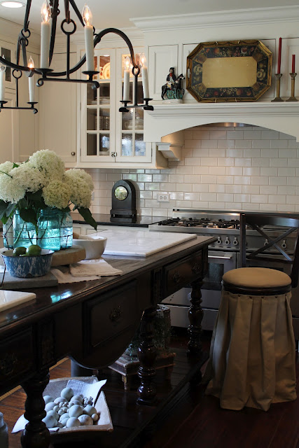 Garden, Home and Party: kitchen, dark vs. light counters